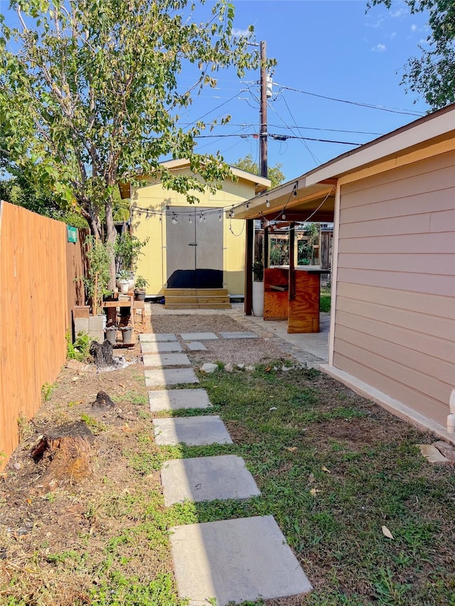 view of yard with a storage shed