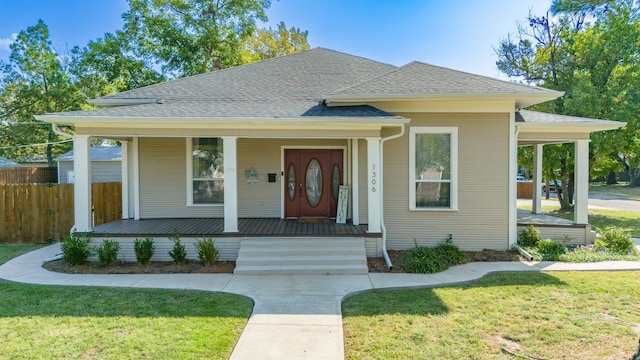 view of front of property featuring a porch and a front yard