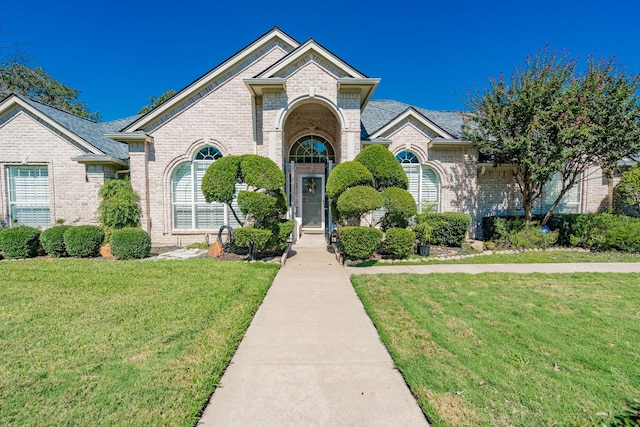 view of front of home featuring a front lawn