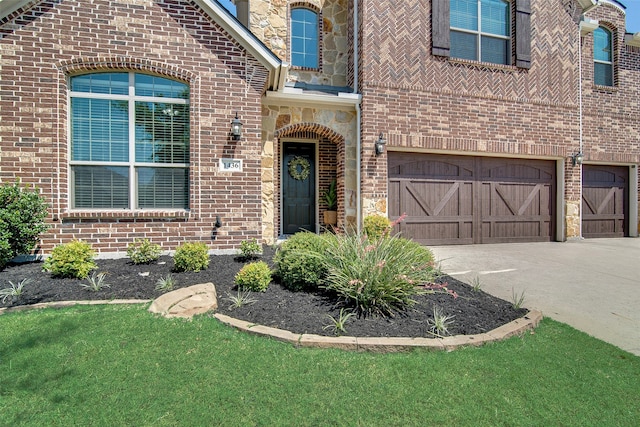 view of front facade featuring a garage