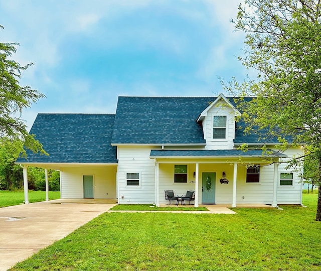 view of front facade featuring a porch, roof with shingles, a front lawn, driveway, and an attached carport