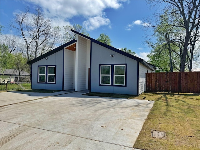 exterior space featuring fence and a front yard