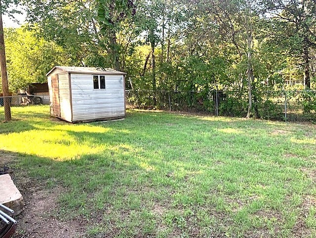 view of yard featuring a shed