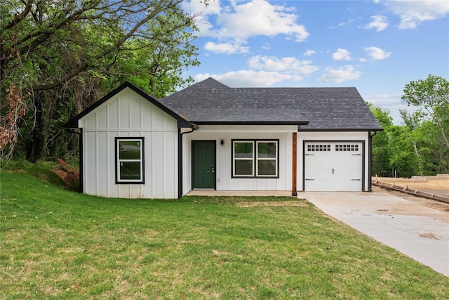 view of front facade featuring a front lawn and a garage