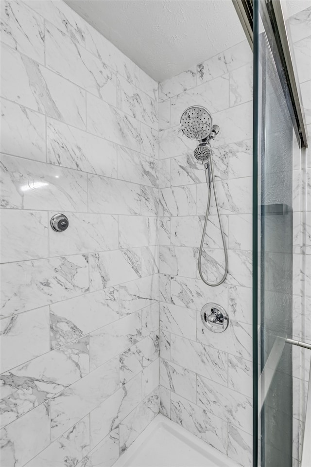 bathroom featuring tiled shower