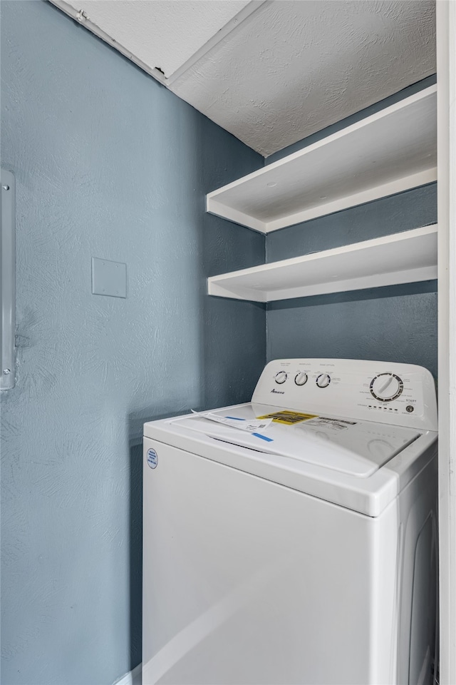 laundry area featuring washer / dryer