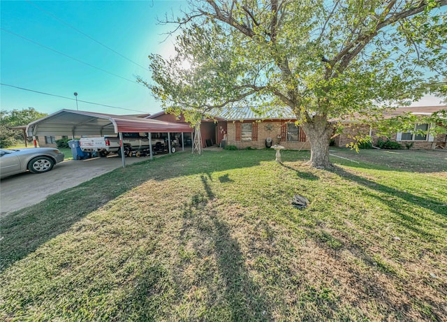 view of front of home with a carport and a front yard