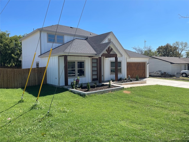 view of front of house featuring a front lawn