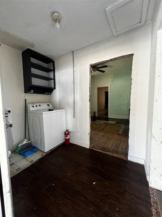 washroom with dark wood-type flooring, washer / clothes dryer, a textured ceiling, and ceiling fan