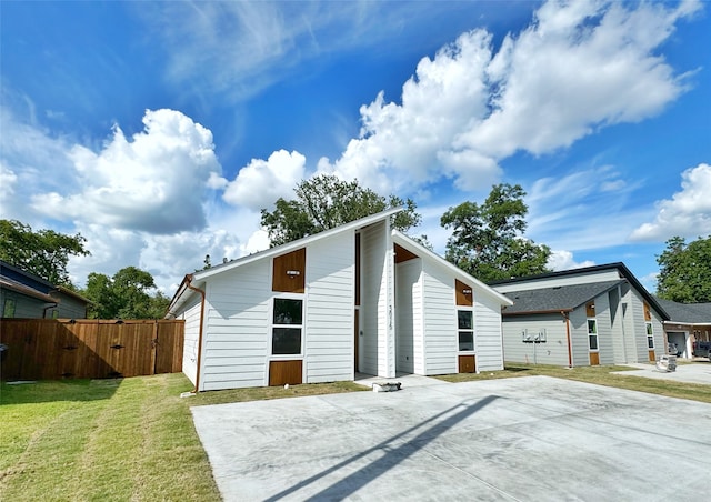 view of front of property with a front yard