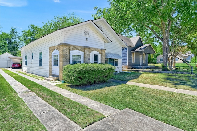 view of front of property featuring a front yard