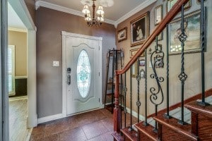 foyer featuring ornamental molding and a notable chandelier