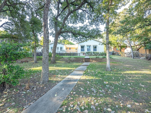 view of front facade featuring a front lawn