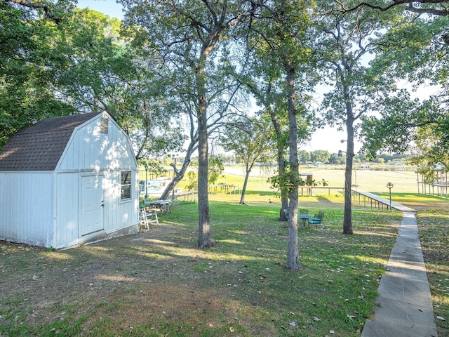 view of yard featuring a storage shed