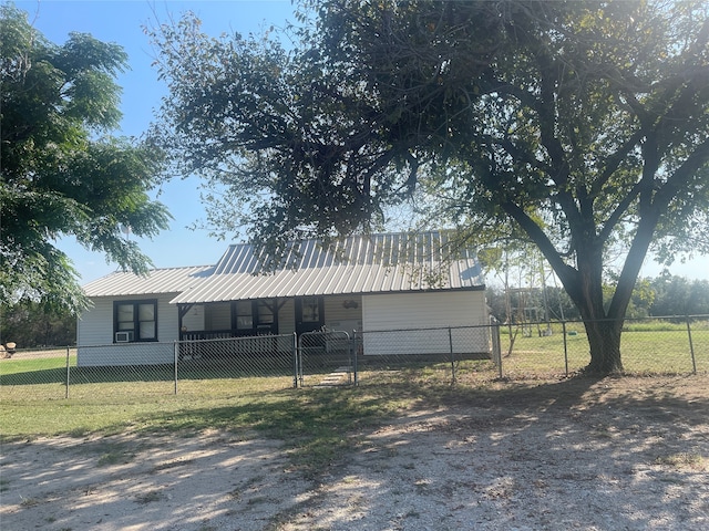 view of front of home featuring a front lawn