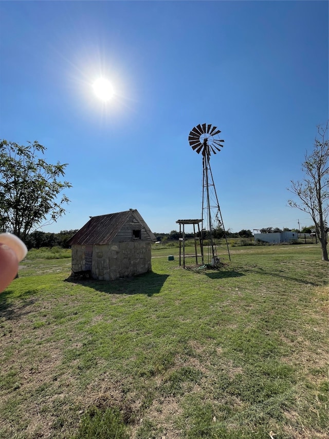 view of yard featuring an outbuilding