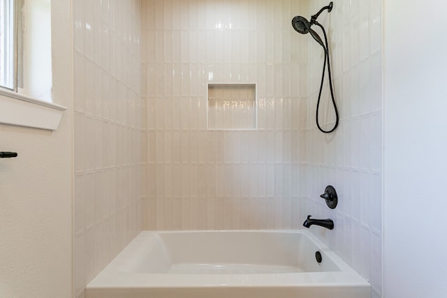 bathroom featuring tiled shower / bath combo