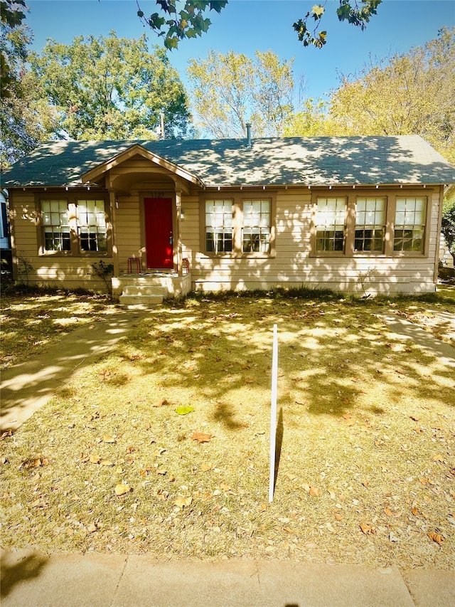 view of front of property featuring a front lawn