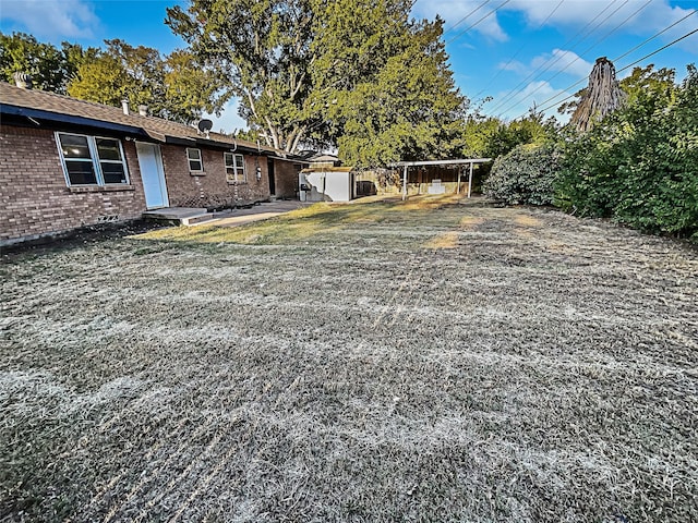 view of yard featuring a storage unit