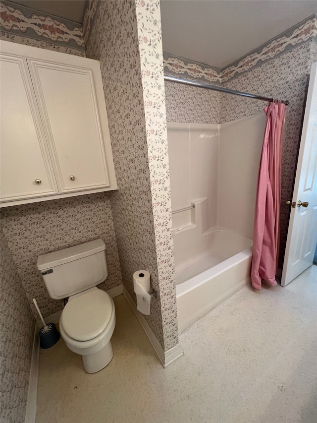 bathroom featuring toilet and curtained shower