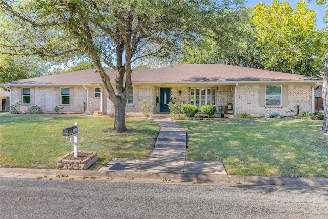 ranch-style home featuring a front lawn