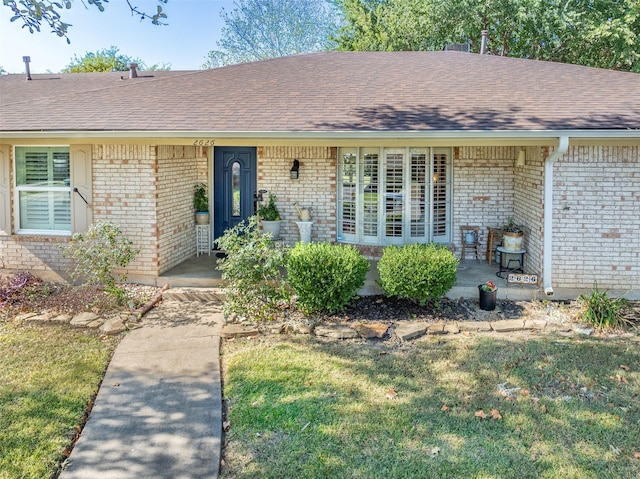 single story home featuring a front lawn