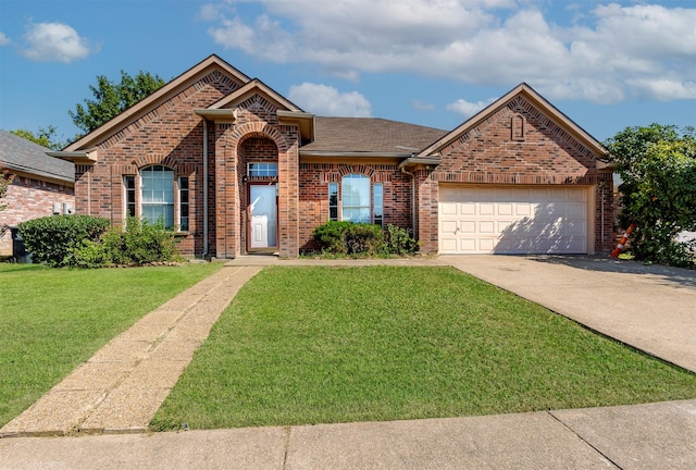 view of front facade featuring a garage and a front yard