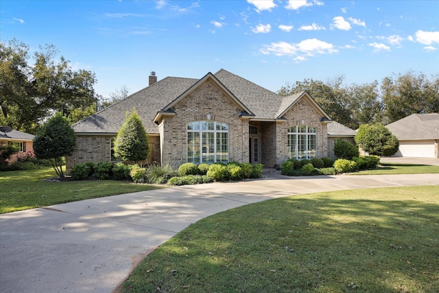 view of front facade with a front lawn