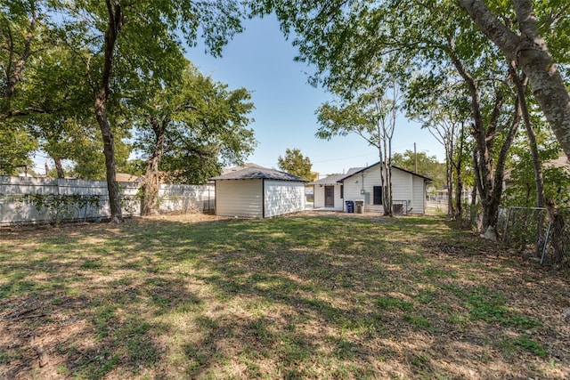 view of yard featuring a shed