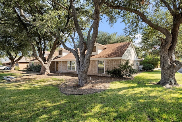 view of front of property featuring a front yard