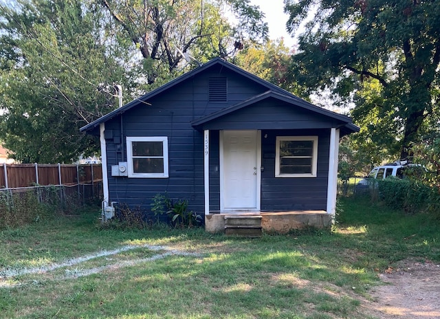 bungalow featuring a front lawn