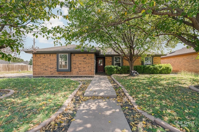 single story home with a front lawn