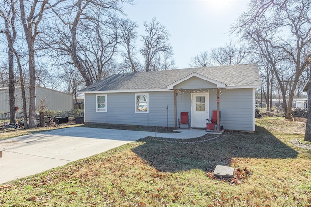 single story home with a front lawn