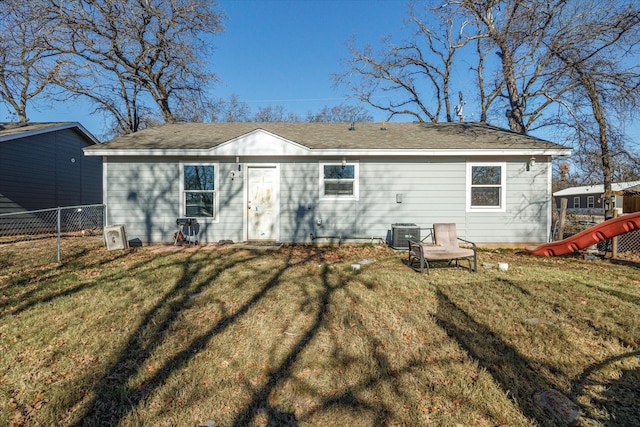 back of house featuring a lawn