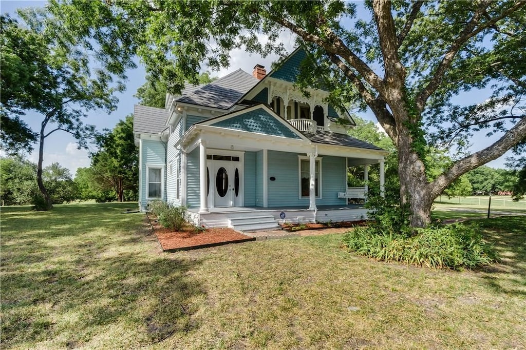 view of front of house featuring a front lawn and covered porch