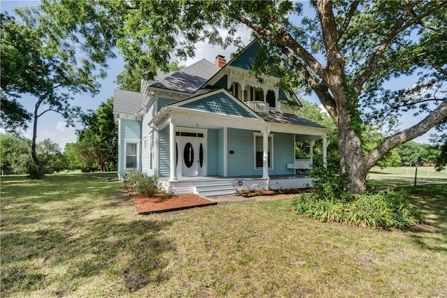 view of front of house featuring a front lawn and covered porch