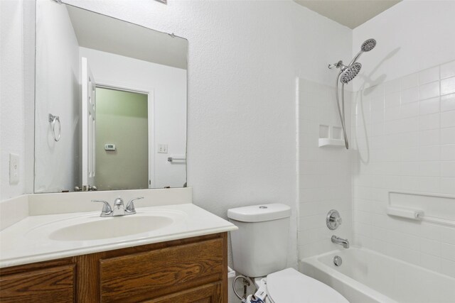 spare room with dark wood-type flooring and ceiling fan