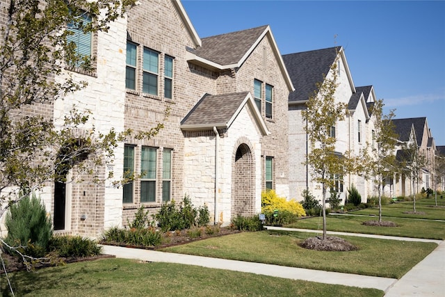 view of front of property featuring a front yard