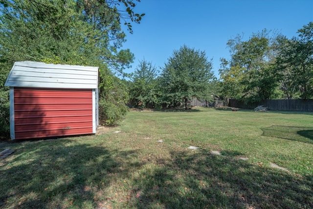 view of yard featuring a storage unit