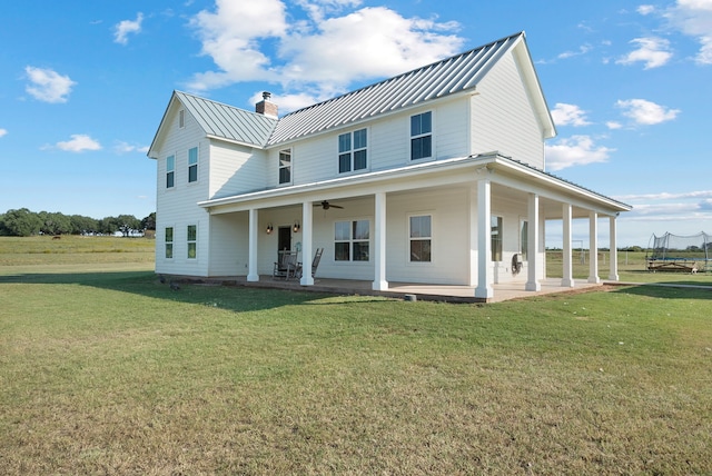 view of front of property featuring a porch, a front lawn, and ceiling fan