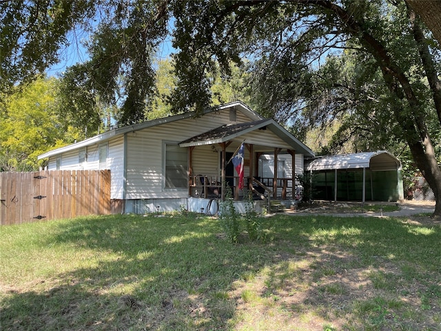 view of front of home featuring a carport and a front yard