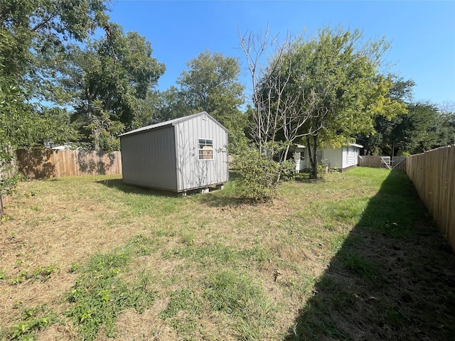 view of yard with a shed