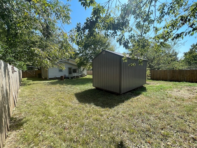 view of yard featuring a shed