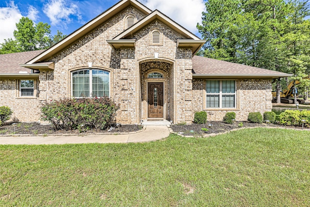 view of front of property featuring a front yard