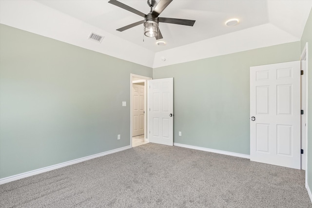 unfurnished room featuring carpet floors, vaulted ceiling, and ceiling fan