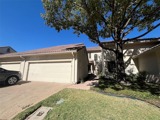 view of front of property featuring a front yard and a garage