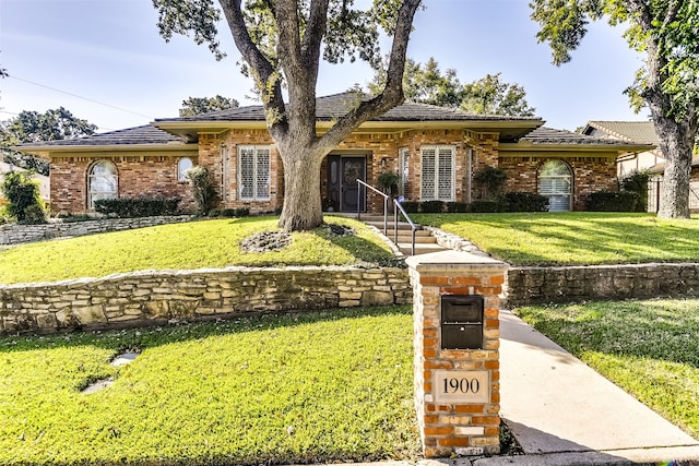 view of front of property featuring a front yard