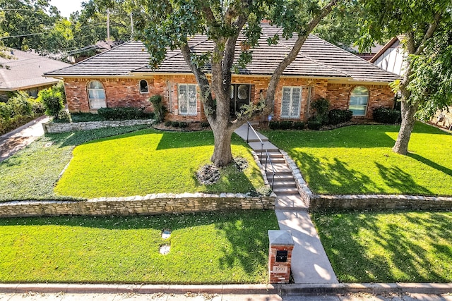 view of front of house featuring a front lawn