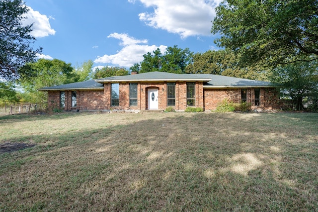 view of front of property featuring a front yard