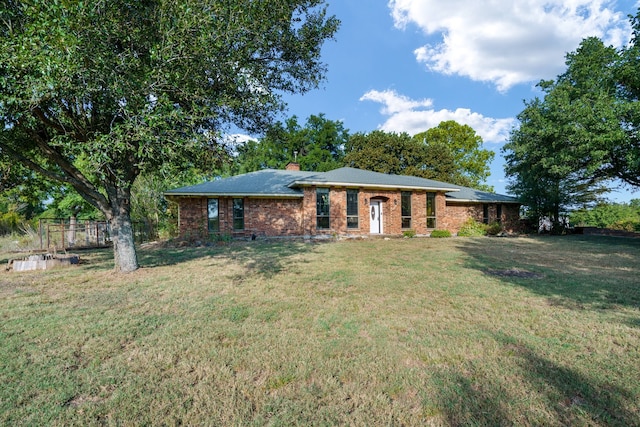 view of front of property featuring a front lawn